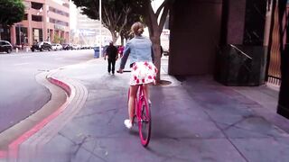 【麻花免费视频】淫荡金发学生妹勾引已婚大黑屌来操她