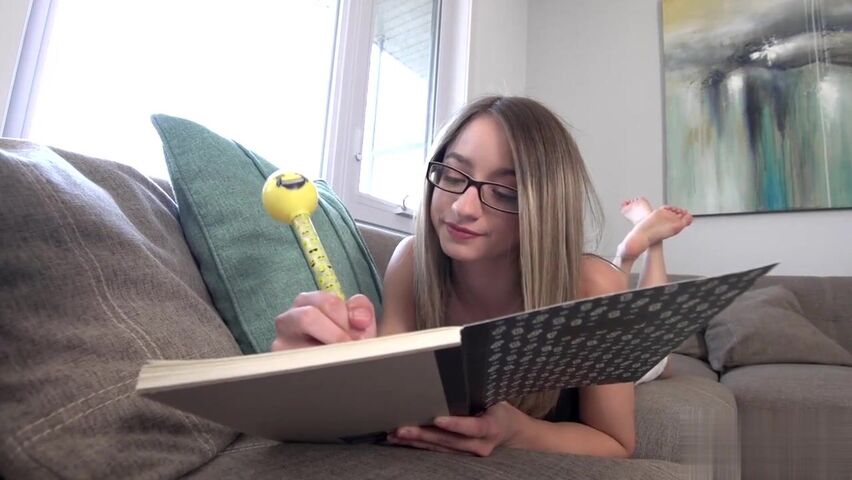 【麻花免费视频】清新无邪-一个娇小的辣妹被她最好的朋友狠狠的干