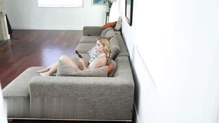 【麻花免费视频】继姐姐莉亚·李在嘲笑她的继母后收到了精液乐趣