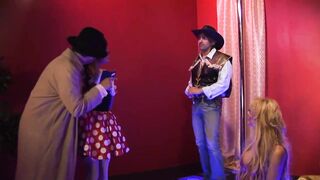 【麻花免费视频】金发女郎和黑发美女轮流骑着老板的大公鸡