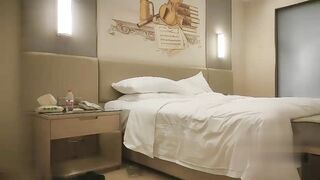 【麻花免费视频】高素质外围妹子沙发舌吻调情舔屌口交侧入