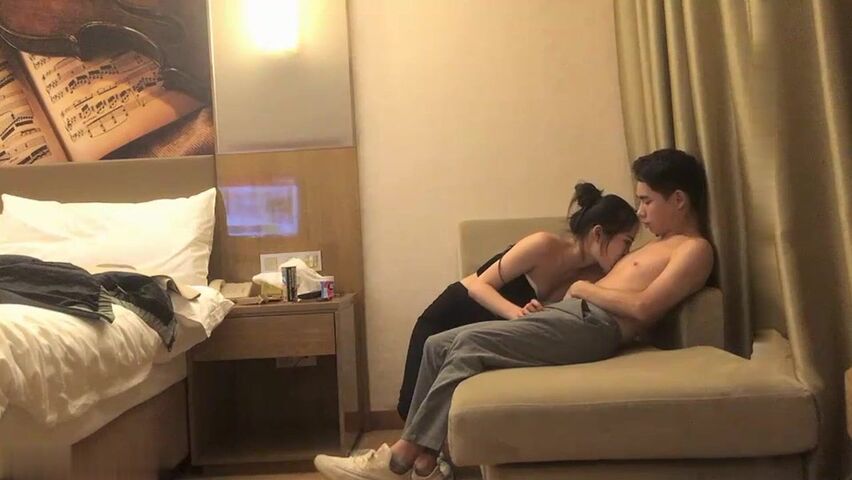 【麻花免费视频】高颜值风衣妹子啪啪舔奶口交镜头前后入抽插