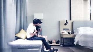 【麻花免费视频】鸭舌帽妹子近距离蹲着口交69互舔扣逼猛操