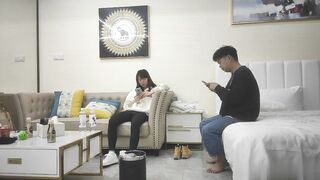 【麻花免费视频】休学中大学妹子带上眼镜挺斯文跪着猛吸屌