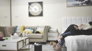 【麻花免费视频】休学中大学妹子带上眼镜挺斯文跪着猛吸屌