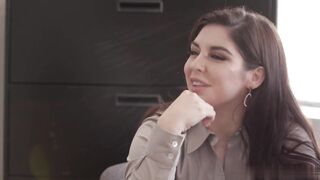 【麻花免费视频】凯拉·克罗夫特引诱她的仓库员工钻她的肚子高潮