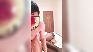 【麻花免费视频】开档黑丝无毛逼让大哥用道具玩逼多体位蹂躏