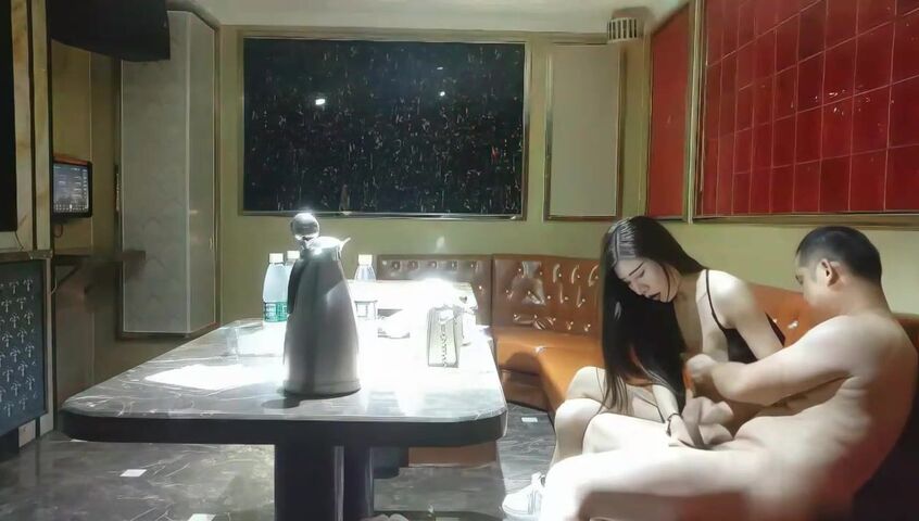 【麻花免费视频】探花炮哥全网商K选妃一排美女灯红酒绿下裸体