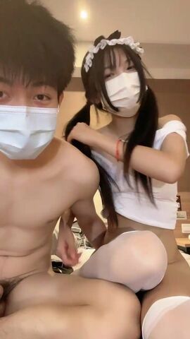 【麻花免费视频】白丝马尾骚学妹跟小哥哥站立后入打桩高潮