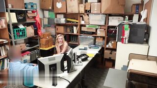 【麻花免费视频】警察在后院钻她的淫穴颤抖的金发女呻吟尖叫不断