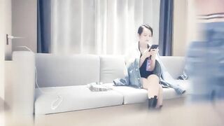 【麻花免费视频】赵总寻花小天蹲着舔屌在沙发上开操抱起来操