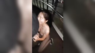 【麻花传媒视频】一代女神露出王者！长腿反差婊草莓穆斯塔户外极限露出3P无视被路人看见