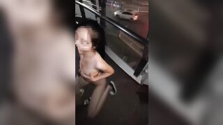 【麻花传媒视频】一代女神露出王者！长腿反差婊草莓穆斯塔户外极限露出3P无视被路人看见