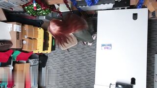 【麻花传媒视频】热情的红发小偷 跪在地上吞下大鸡巴的精液