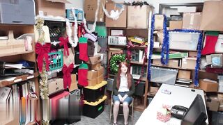 【麻花传媒视频】热情的红发小偷 跪在地上吞下大鸡巴的精液