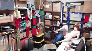 【麻花传媒视频】热情的红发小偷 跪在地上吞下大鸡巴的精液