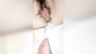 【麻花传媒视频】风骚小婊妹舔弄大鸡巴让小哥压在身下无套抽插