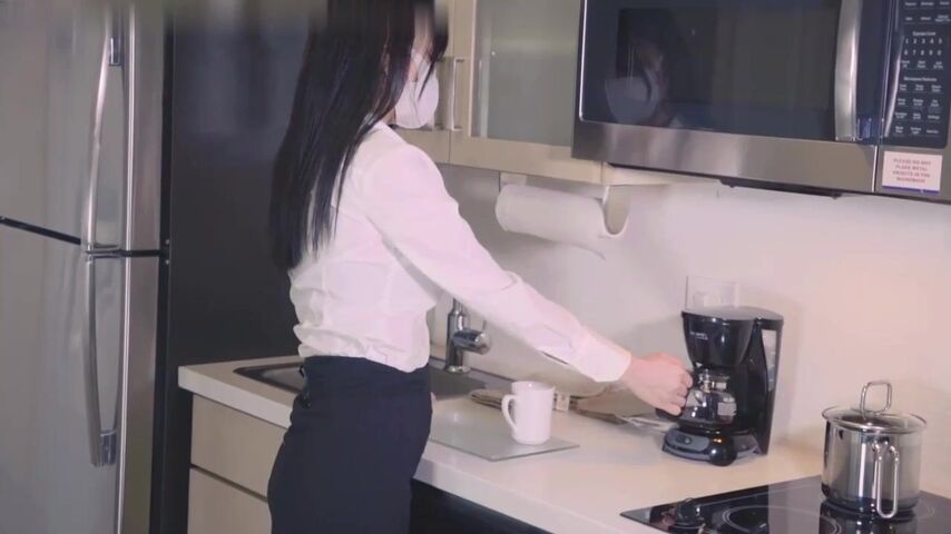 【麻花免费视频】实习第一天，我必须为经理操蛋