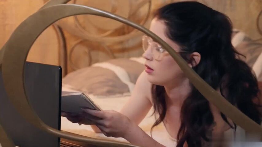 【麻花免费视频】宝贝黑发惠特尼·赖特来说一个鸡巴是不够的