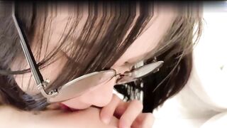 【麻花免费视频】可爱女友前戏口活特写，认真舔的样子非常美