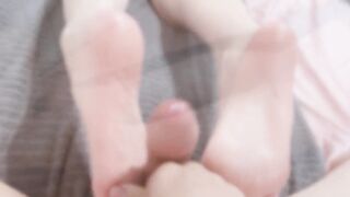 【麻花免费视频】大长腿女孩裸足给哥哥足交 娇嫩小脚丫