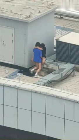 【麻花免费视频】天台门事件中学情侣翘课跑到商场天台啪啪解锁各种姿势围观吃瓜群众看得口干舌燥