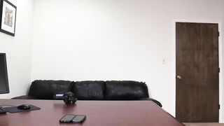 【麻花免费视频】19 岁的 Layla 在选角沙发上进行肛交