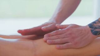 【麻花免费视频】金发美女与年轻女按摩师来回玩弄抠逼呻吟