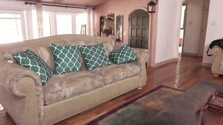 【麻花免费视频】人妻在按摩期间用一根大黑鸡巴欺骗她的丈夫