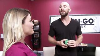 【麻花免费视频】性感护士基萨和同事照顾约翰尼的精子捐赠