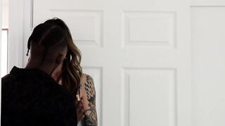 【麻花免费视频】纹身美女洛基·爱默生硬核跨种族性交