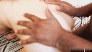 【麻花免费视频】瘦母狗3个大黑鸡巴塞进她肛门里来回涌动