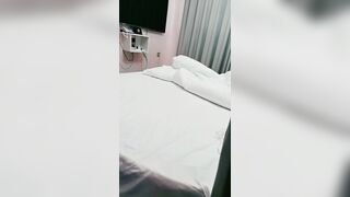 【麻花免费视频】勾引按摩店老板娘边撩边摸打着电话主动上位