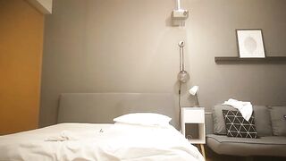 【麻花免费视频】外围场，外表清纯22岁小姐姐中场换套吹硬继续搞