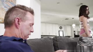 【麻花免费视频】告诉继父，-我们玩个游戏吧