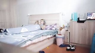 【麻花免费视频】小太妹缺钱下海援交加钱可以不带套