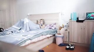 【麻花免费视频】小太妹缺钱下海援交加钱可以不带套