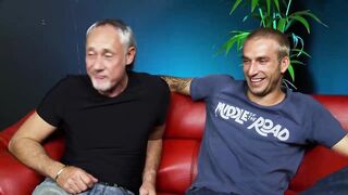 【麻花免费视频】贪得无厌的母狗同时想要鸡巴和阴户