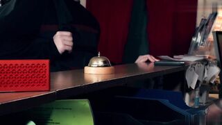 【麻花免费视频】欲火中烧旅馆 - 巨乳宝贝操她的继兄弟和他的朋友全场景