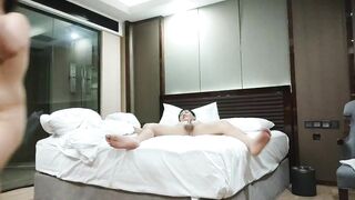 【麻花免费视频】肉感大奶骚女白色丝袜掏屌吸吮手指扣入肥穴