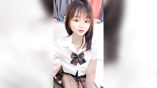 【麻花免费视频】JK装卡哇伊18萌妹娇小身材黑丝袜萝莉蹲骚的很