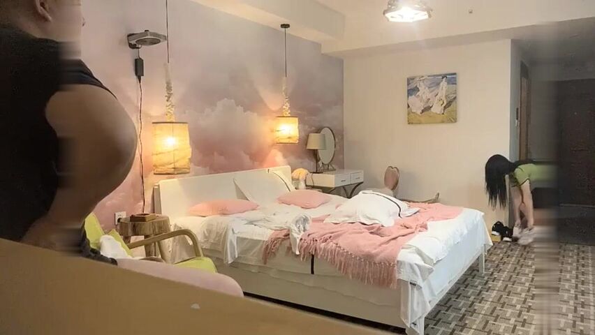 【麻花免费视频】胖头老哥约操兼职小姐姐跪地舔屌插嘴拉手后入