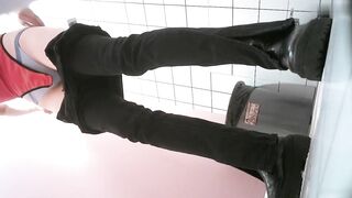 【麻花免费视频】【厕拍系列】商场全景偷拍美女嘘嘘，意外收获拍到妹子在里面自慰！