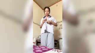 【麻花免费视频】高中大奶妹子 发育的真好 放学回家就抠逼给男友看2