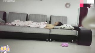 【麻花免费视频】通奸大骚逼,在客厅操嫂子，大哥和父母就在卧室睡觉