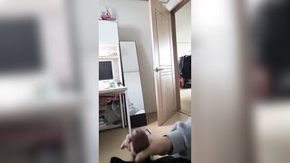 【麻花免费视频】【网爆泄密】忽悠高中生学妹家里打飞机，樱桃小嘴第一次口，需要慢慢教她