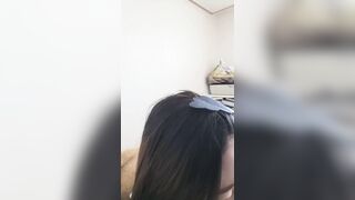 【麻花免费视频】【网爆泄密】忽悠高中生学妹家里打飞机，樱桃小嘴第一次口，需要慢慢教她