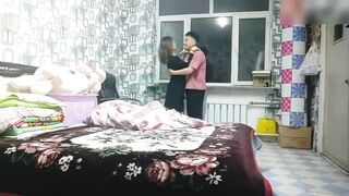 【麻花免费视频】大哥趁着老叔外出打工和老沈偷情，熟女老沈给做饭，吃饱思淫欲无套内射老婶