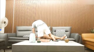 【麻花免费视频】工商银行副行长偷情下属老婆，家中啤酒助兴，无套内射