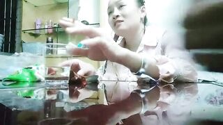 【麻花免费视频】绿帽老公的骚媳妇让别人3P，自己在旁边观战指导！